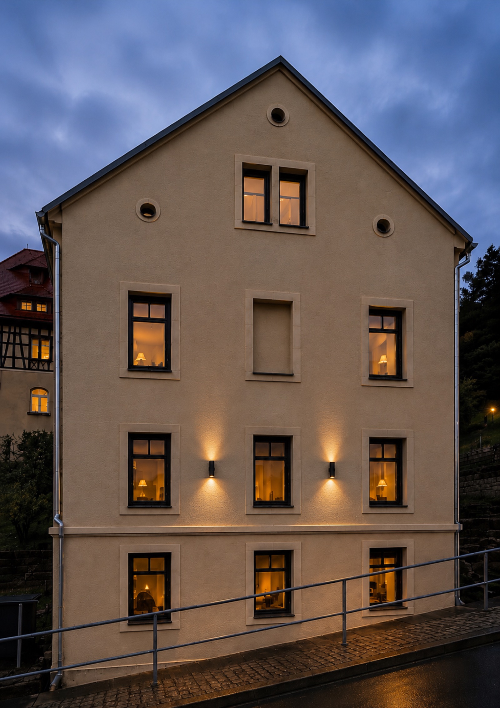Giebel des Apartmenthauses vor dem Abendhimmel in Königstein