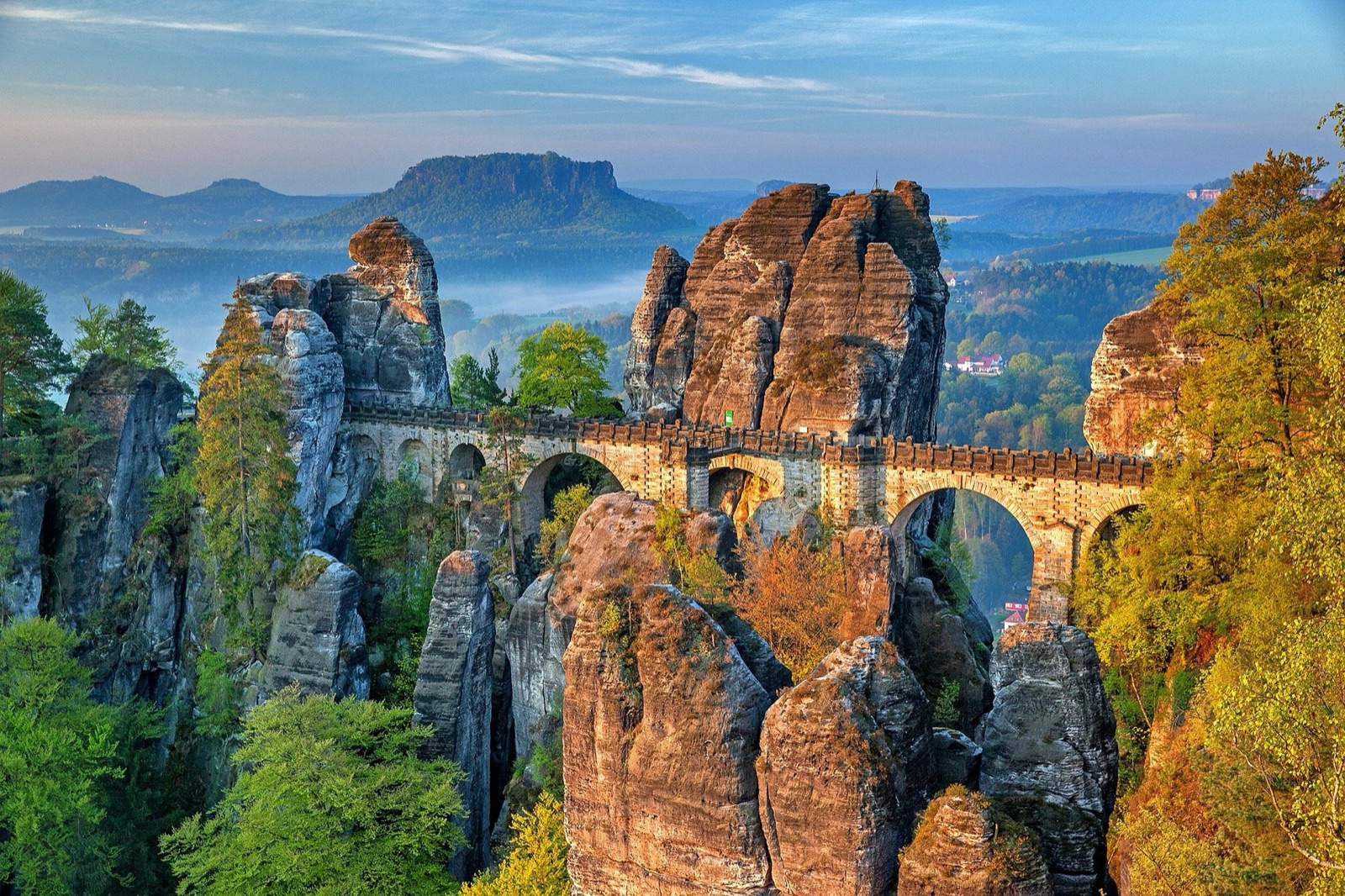 Basteibrücke zwischen den Sandsteinfelsen der Sächsischen Schweiz im Morgenlicht